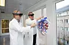 Leder for teknologisk forskning ved Intervensjonssenteret på Oslo universitetssykehus, Ole Jakob Elle og kirurg Bjørn Edwin demonstrerer HoloLens-teknologien. Fotomontasje: Hanne Kristine Fjellheim