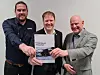 Datasenter-bransjen har ventet på at kommunene skulle få en veileder for datasenter-etablering. Stacks administrerende direktør, Halvor Bjerke (til venstre) og Bjørn Rønning, leder i Norsk Datasenter Industri var glad for brosjyren kommunalminister Sigbjørn Gjelsvik la fram fredag. Foto: Per Helge Seglsten