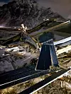 Telenors sentral på Flakstad ser mest ut som en dårlig plassert haug bygningsavfall etter uværet som raste i Nord-Norge jula 2025. Foto: Telenor