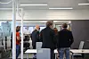 Det var et tett program da justisministeren skulle få omvisning i det nyåpnede Norwegian Cyber Range. Turen gikk fra et rom til et annet gjennom ulike stasjoner som viste testmulighetene ved arenaen. Foto: Sara Engesvik