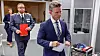 Svenske og estiske myndigheter tror skadene på datakabelen som går mellom landene, skyldes ytre påvirkning, sier Sveriges forsvarsminister Pål Jonson (foran).