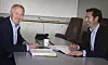 Avdelingsdirektør Torgeir Strypet hos Difi (t.v.) måtte ta turen fra Leikanger til Oslo for å møte Digipost-direktør Thomas Mathisen for en tradisjonell signering av kontrakten om e-signatur. Bilde: Espen Zachariassen