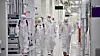 Fra produksjonslokalene til Intel i Oregon. På fabrikken er man avhengig av et helt sterilt miljø. Derfor er arbeiderene kledd i hvite drakter. Foto: Walden Kirsch/Intel Corporation