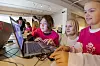 Hannah og Johanna i femteklasse på Korsvoll skole gjør aller siste finpuss på koden, med god hjelp fra Vilde Myren Mo, utvikler i Eika . Foto: Arash Nejad