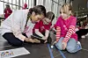 Elisabeth og Victoria fra Tåsen skole er kjappe med å få Sphero-roboten til å trille. Med litt veiledning fra Chloe Nguyen i Bouvet skjer det også mer nøyaktig. Foto: Arash Nejad