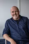 Håkon Straumne, produktsjef for befolkningsvarsling i Everbridge, forteller at oppdateringer er nødvendige for at telefonene skal kunne vite hvilke nødvarslingskanaler de skal se etter. Foto: Are Thunes Samsonsen