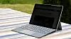 Microsoft Surface Go 2 er et lite og kompakt nettbrett. Med tastaturet, som er ekstrautstyr, er den en fullverdig PC – riktignok en noe treg PC.