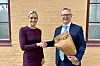 Ny direktør i Nasjonal sikkerhetsmyndighet (NSM), Arne Christian Haugstøyl (49), her under en blomsteroverrekkelse med med justisminister Emilie Enger Mehl. Foto: Trude Larstad, Justis- og beredskapsdepartementet