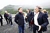 Aker-topp Kristian Røkke (f.v.), Narvik-ordfører Rune Edvardsen og Norkraft-sjef Eirik Frantzen foran tomten hvor datasenteret skal ligge.