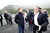 Aker-topp Kristian Røkke (f.v.), Narvik-ordfører Rune Edvardsen og Norkraft-sjef Eirik Frantzen foran tomten hvor datasenteret skal ligge.
