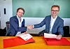 Endre Sundsdal (t.v.) i Tet Digital og Amund Brandsrud i Knowit signerte en avtale på opptil ti år, verdt 900 millioner kroner. Foto: Knowit