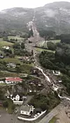 Bildet, som er tatt fra redningshelikopter over rasområdene i Jølster, viser hvordan skredet flerret opp terrenget. Foto: Berg-Rusten, Ole