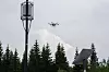 Forsvaret har testet forlengelse av mobilnettet i felt. Her en test sammen med Telia der dronen ble brukt som flyvende mobilantenne, og matet basestasjonen i forgrunnen med signaler fra Telias ordinære basestasjon en liten mil unna. Nederst skimtes en Starlink-antenne.
