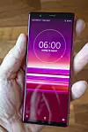 Langsmal: Smalt grep, men mye skjerm. Sony tyr til 21:9 skjerm for å gjøre telefonen lett å håndtere, men også for å kunne spille av film i dette formatet. Foto: Odd R. Valmot