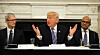 President Donald Trump på et rundebordsmøte i American Technology Council, flankert av Apples toppsjef Tim Cook (t.v.) og Satya Nadella, som er toppsjef i Microsoft.