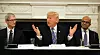 President Donald Trump på et rundebordsmøte i American Technology Council, flankert av Apples toppsjef Tim Cook (t.v.) og Satya Nadella, som er toppsjef i Microsoft.