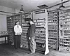 Maurice Wilkes ledet teamet som konstruerte EDSAC. Her står han foran EDSAC sammen med en forskerkollega, Bill Renwick, som også deltok i prosjektet. Bilde: Computer Laboratory, University of Cambridge (CC BY 2.0)