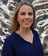 Viktoria Stray foran et kunstverket «Orions belte» utenfor Institutt for informatikk i Forskningsparken. Bilde: Harald Brombach