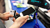 Mange bruker mobilen for betalingsløsninger og banktjenester.