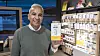 Kommersiell direktør i Ice, Shiraz Abid. Her med en «Pentbrukt»-mobil i Ice-butikken på Sandvika Storsenter.