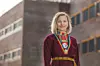 Tidligere UiT-student Silja Ingeborg Mikkelsen i lulesamisk kofte. Nå kan hun og andre lulesamer få datamaskiner til å lese opp tekst på deres eget språk.