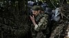 En ukrainsk soldat kommuniserer via radio ved fronten i Donbas i juni. Sikre kommunikasjonsmidler kan bety forskjellen på liv og død i krig.