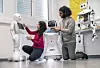 Roboten Pepper kan være et effektivt hjelpemiddel i undervisningen. Her er masterstudent Bhavana Bhuthegowda (t.v.) og doktorgradsstudent Bethany Gosala i arbeid med Pepper i Laboratorium for læringsteknologi ved Institutt for datateknologi og informatikk på NTNU i Gjøvik.