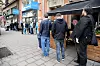 Kø ved en butikk på Sveavägen i Stockholm før salget starter av «Apple Watch» i Sverige.