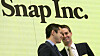 Snapchats medgrunnlegger Bobby Murphy (til venstre) og direktør Evan Spiegel fotografert da Snapchat ble børsnotert i begynnelsen av mars.