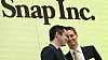 Snapchats medgrunnlegger Bobby Murphy (til venstre) og direktør Evan Spiegel fotografert da Snapchat ble børsnotert i begynnelsen av mars.