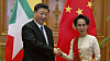 Myanmars sivile leder Aung San Suu Kyi og den kinesiske presidenten Xi Jinping tar hverandre i hånden under toppmøtet.
