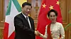 Myanmars sivile leder Aung San Suu Kyi og den kinesiske presidenten Xi Jinping tar hverandre i hånden under toppmøtet.