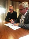 Daglig leder Fred Gjørtz (fra v.) og styreleder Arne Sverre Dahl i ROR-IKT da de signerte kontrakten med Evry i fjor høst. Kontrakten er nå kansellert. Foto: ROR-IKT