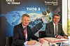 Space Norway sjef Morten Tengs (nærmest) og administrerende direktør Hervé Derrey i Thales Alenia Space har signert kontrakt om levering av satellitt nummer åtte i Thor-serien. Foto: Emmanuel Briot/Thales Alenia