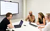 Max Schrems i et møte med teamet sitt hos Noyb. Foto: Georg Molterer/Noyb