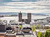 Oslo rådhus og Oslo sentrum en lys vårdag i mai. Byrådet har vedtatt å legge ned Oslo Origo, som er kommunes felles satsing på digital transformasjon. De vil samtidig opprette en ny digitaliseringsetat.