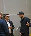 Ole Tom Seierstad i Microsoft i prat med Rufo-sjef Knut Steinnes i pausen. Foto: Marius Jørgenrud