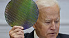 Stopp i tilgangen til moderne halvlederbrikker og annen avansert teknologi er blant det USAs president Joe Biden kan innføre av tiltak mot Russland dersom Russland invaderer Ukraina. På bildet, som er fra en tidligere anledning, holder Biden opp en silisiumskive med mikrobrikker.