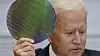 USA har innført eksportrestriksjoner som begrenser Kinas mulighet til å kjøpe og produsere avanserte databrikker, noe Kina mener er urimelig. Her holder USAs president Joe Biden opp en silisiumskive med databrikker på et møte om halvledermangelen.