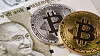 Fysiske kryptovaluta-mynter er selvsagt bare tull, men de egner seg godt som illustrasjon - for eksempel til denne nyheten om at India vurderer et forbud mot kryptovaluta. Rupi-seddelen under, skal fortsatt være helt tillatt.