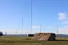 Antennemaster ved Jeløy Radio. I forgrunnen et av festepunktene til bardunene som holdt de 122 meter høye mastene på plass.