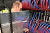 Her settes et GPU-blad forsiktig inn i Norges kraftigste superdatamaskin, Olivia. Selv om GPU-kapasiteten ble utvidet med 50 prosent etter bare noen måneders drift, er behovet for Olivias regnekraft så stort at også den nye kapasiteten nå er oppbrukt.