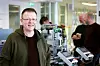 Tommy Hvidsten mener at den praktiske tilnærmingen på fagskolen gjør studentene godt rustet for arbeidslivet. Bildet er tatt i forbindelse med Fagskolen Tinius Olsens åpning av nytt opplæringslaboratorium for industriell digitalisering. Foto: Hans Haugstad