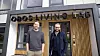 Daglig leder Ingemund Skålnes og prosjektleder Ørjan Hurv utenfor Obos Living Lab.