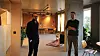 Prosjektleder Ørjan Hurv og daglig leder Ingemund Skålnes viser frem fellesarealene i første etasje i Obos Living Lab. Foto: Heidi Sævold
