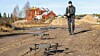 Forsker Mathias Minos-Stensrud gjør dronesvermen 'Valkyrie' klar for første flyging med soldater bak spakene.