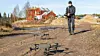 Forsker Mathias Minos-Stensrud gjør dronesvermen 'Valkyrie' klar for første flyging med soldater bak spakene.