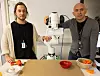 Doktorgradsstipendiat Sverre Herland (t.v.) og seniorforsker Ekrem Misimi med roboten i lab'en. Foto: Sintef