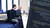 Arild Nilsen (t.v) og Sjur Milliseth har begge vært pådrivere for å få Kotlin i bruk i utviklingsavdelingen.