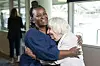 De tidligere postmesterne Teju Adedayo (til venstre) og Betty Brown uttaler seg til mediene etter offentliggjøringen av første del av den endelige rapporten fra Horizon-granskningen, som fokuserer på erstatninger og menneskelige konsekvenser.